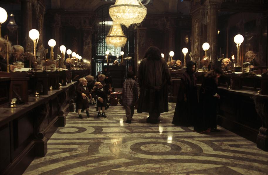 PMARCHIVE-Gringotts WB F1 HarryAndHagridEnteringGringotts Still 100615 Land 3P7A8frIIh7fzjeaVpr90N-b1