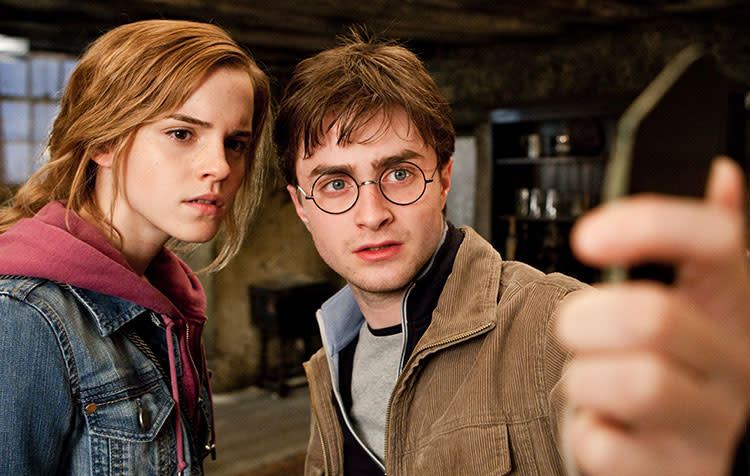 hp-f8-harry-hermione-two-way-mirror-hogs-head-homepage-hero-mobile