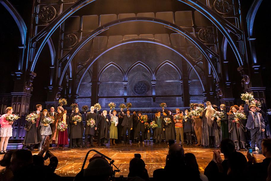 HPCC-cursed-child-hamburg-stage-curtain-call-applause-cast