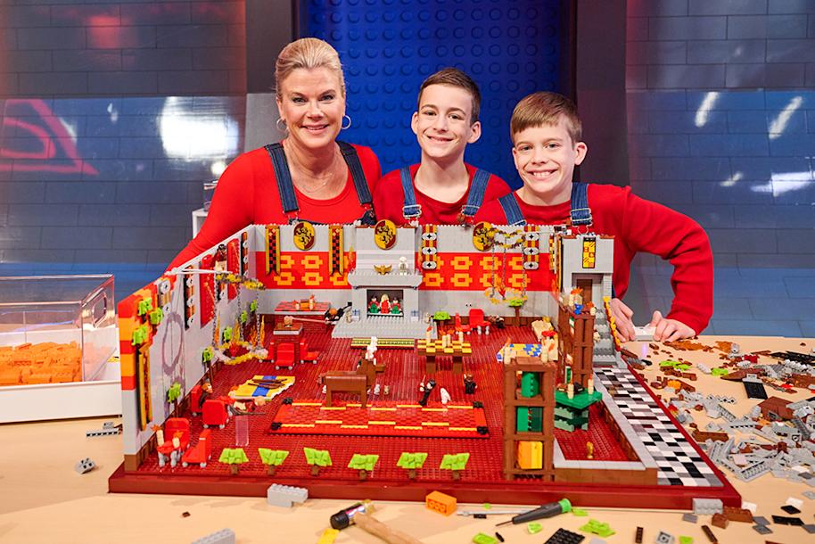 lego-masters-jr-ep-gryffindor-team-common-room-build-web