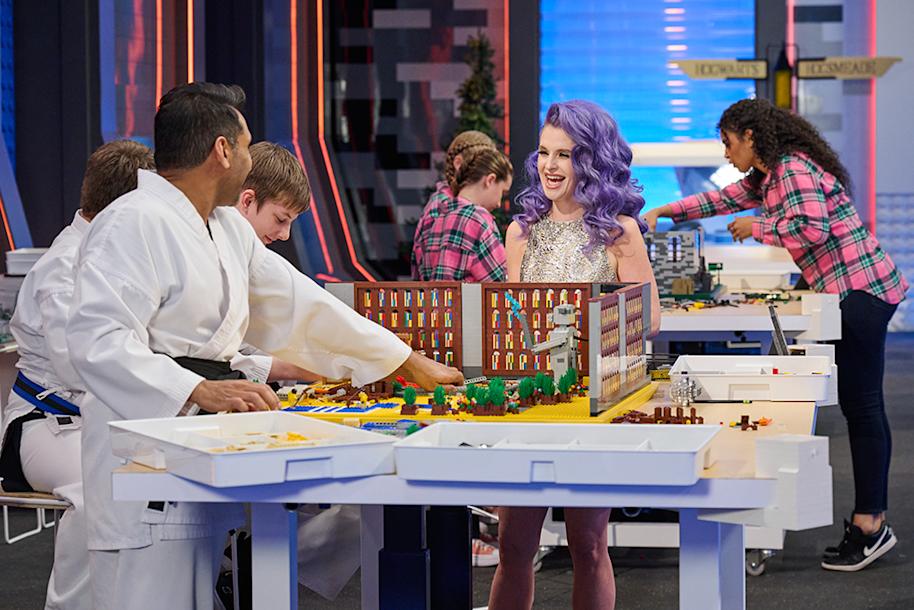 lego-masters-jr-ep-hufflepuff-team-building-common-room-kelly-osbourne-web