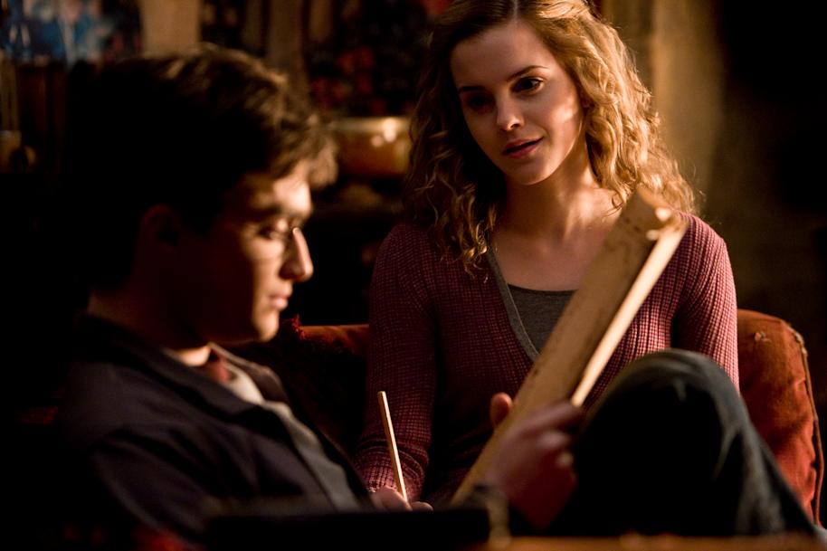 WB-HP-F6-harry-hermione-common-room