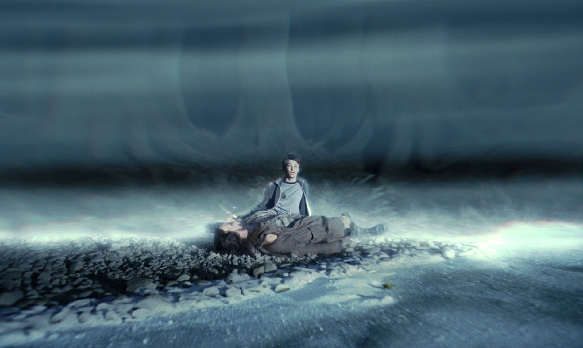 WB-HP-F3-prisoner-of-azkaban-harry-saves-sirius-patronus-dementors