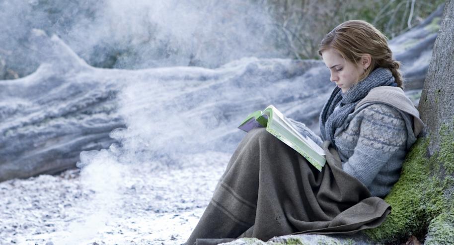 WB-HP-F7-hermione-reading-promo-crop