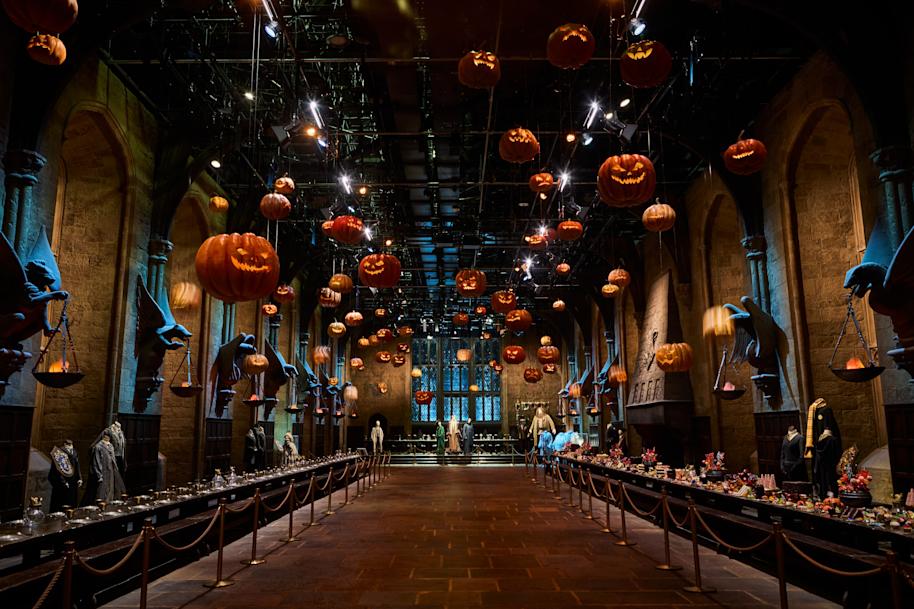 WBSTL-dark-arts-floating-pumpkins-great-hall-web-landscape