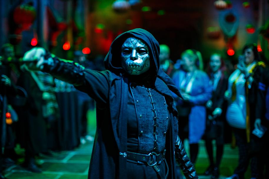 WBSTL-dark-arts-nox-death-eater-wand-great-hall-web-landscape