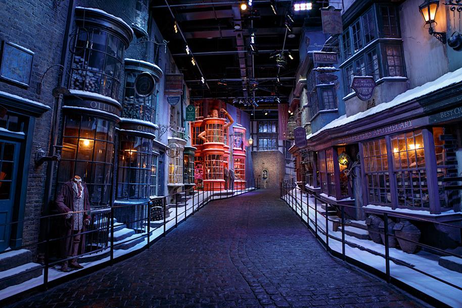 wbstl-hogwarts-in-the-snow-frosty-diagon-alley-web-landscape