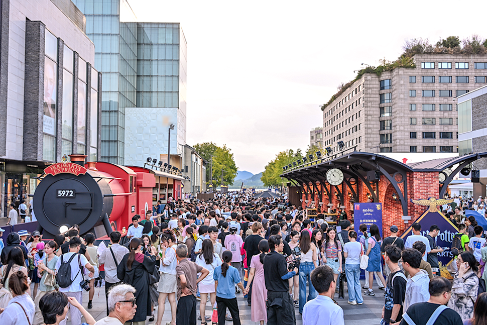 BTH-2025-global-celebrations-china-hogwart-express-crowd-web