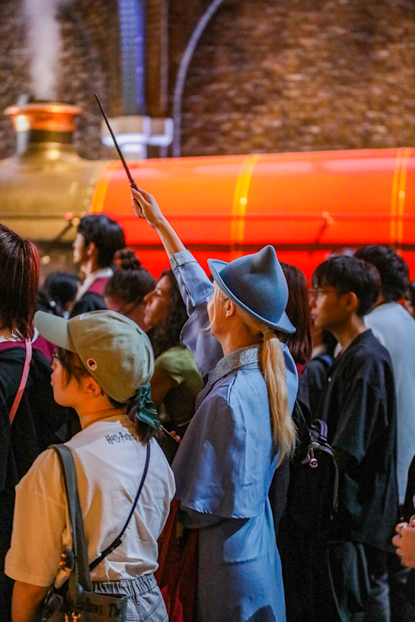 BTH-global-2025-japan-studio-tour-hogwarts-express-crowd-web